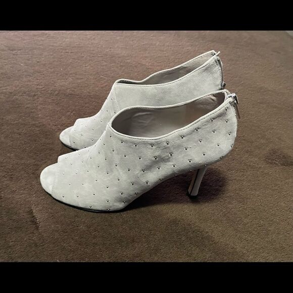 LORD & Taylor grey Genevive peep toe ankle booties size 7 M like new - Picture 5 of 11